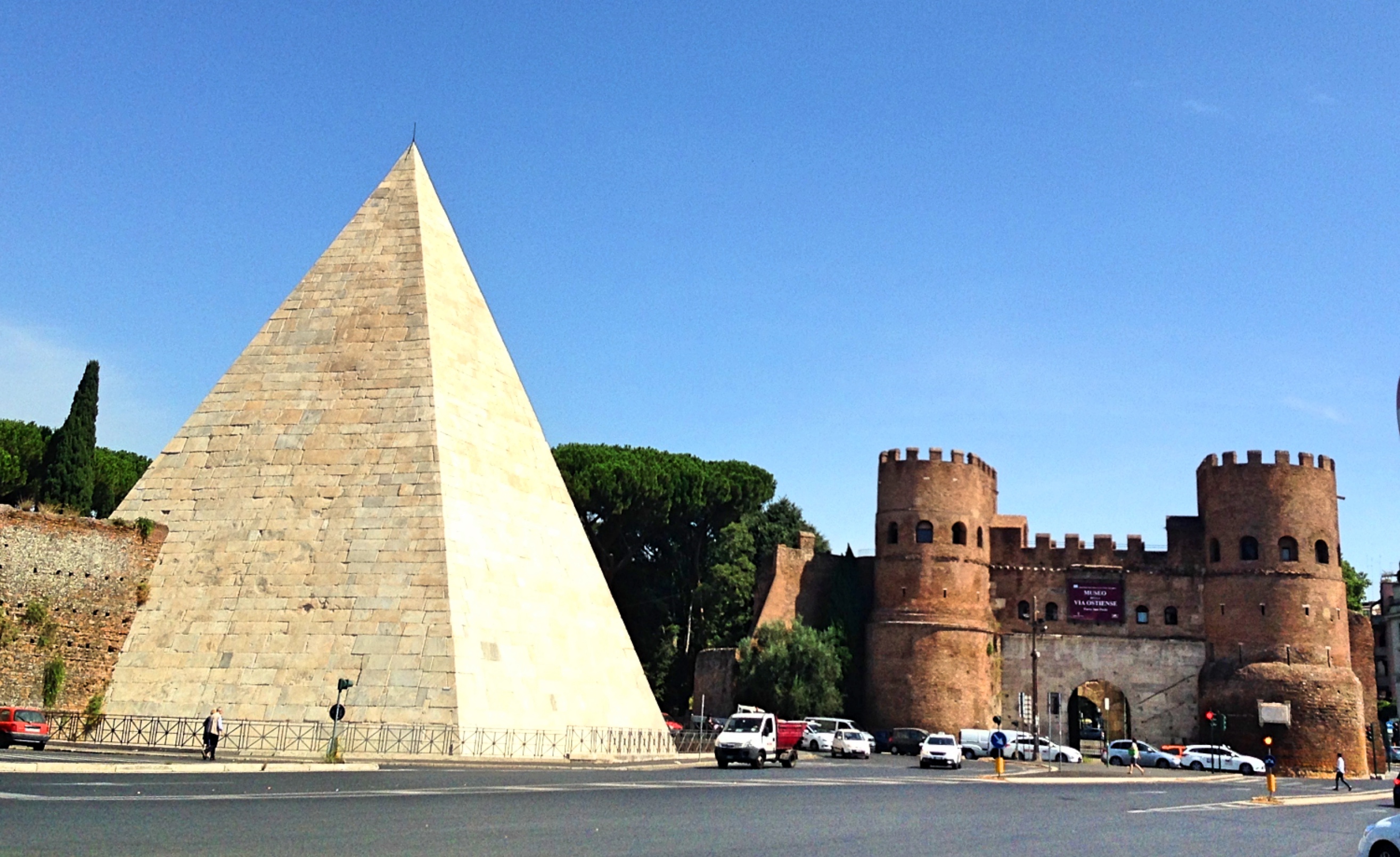 Rome_pyramid