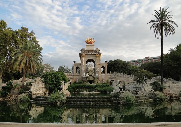 800px-Ciutadella_Park_fountain_Bernard Gagnon